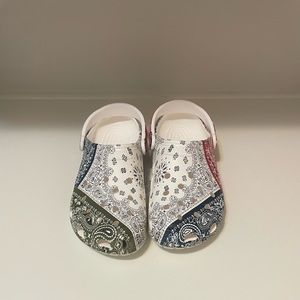 Crocs classic bandana clogs. M9 W11